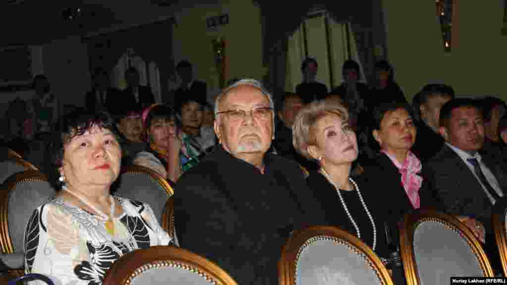 Абай атындағы опера және балет театрының ішінде өткен қоштасу рәсімінде отырған адамдар.