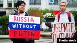 Протест против президента России Владимира Путина на Юнион-сквер в Нью-Йорке, 2018 год