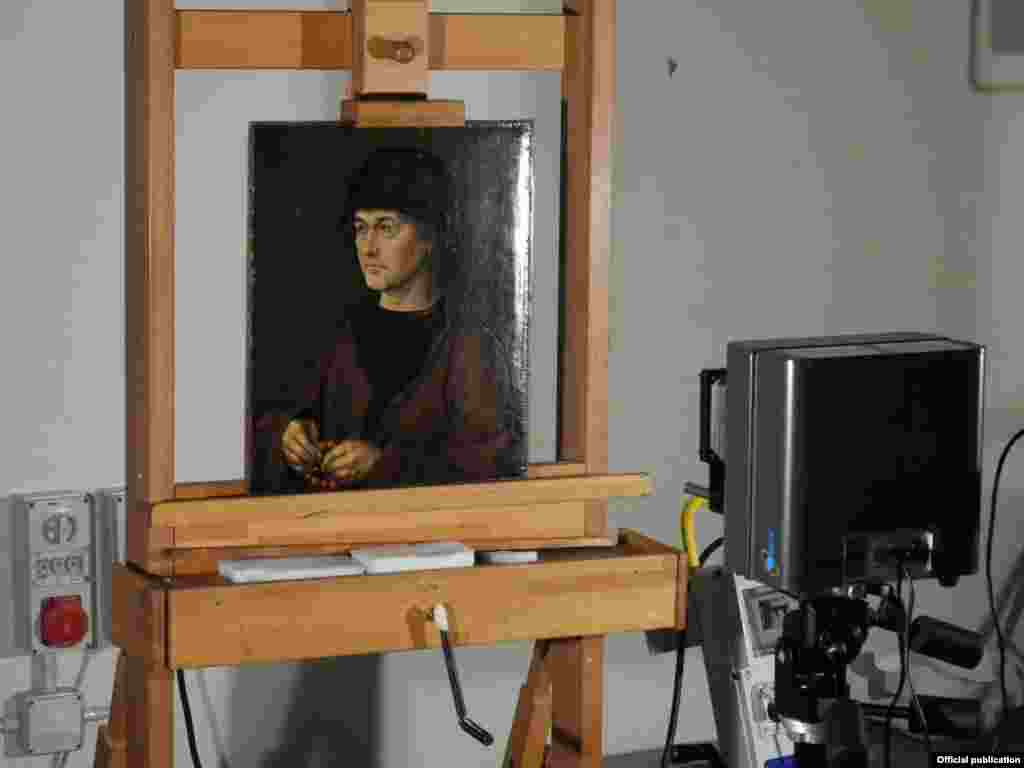 Portretul tatălui lui D&uuml;rer, &icirc;n cursul examinării cu o cameră infraroșie &icirc;n Departamentul de conservare de la Galeria Uffizi din Florența.