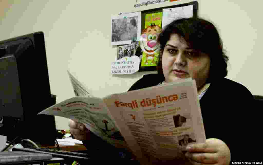 Xədicə İsmayıl Bakıda AzadlıqRadiosunun Bürosunda iş yerində. 31 yanvar 2012. 
