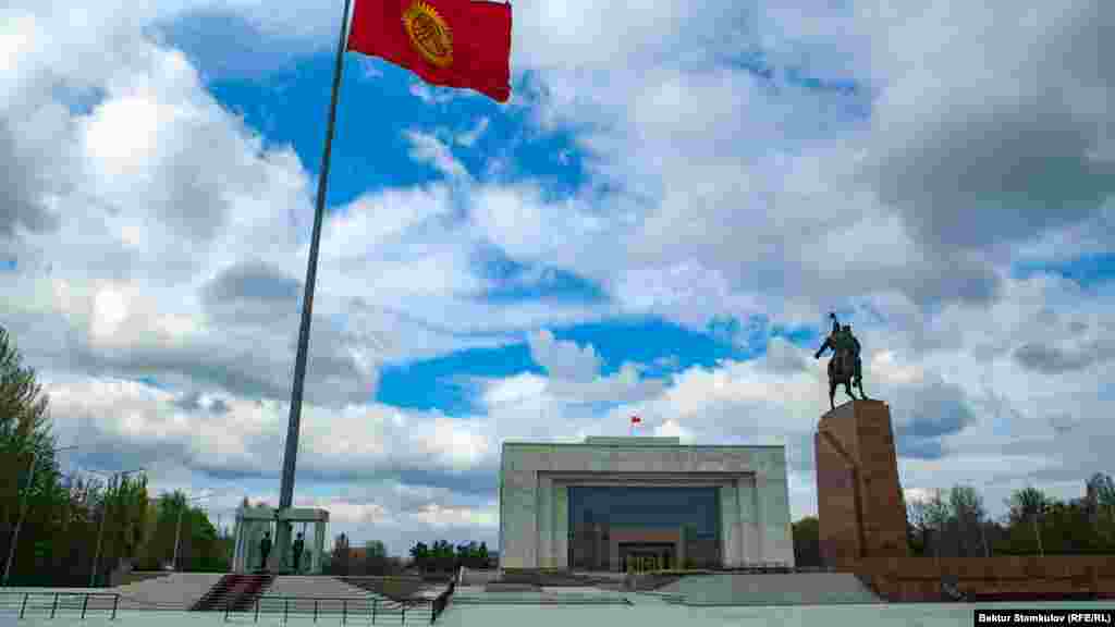 Азыркы Ала-Тоо аянты. Шаардын аты XVII кылымда жашаган Бишкек баатырдын ысымынан коюлганы айтылып жүрөт.&nbsp;