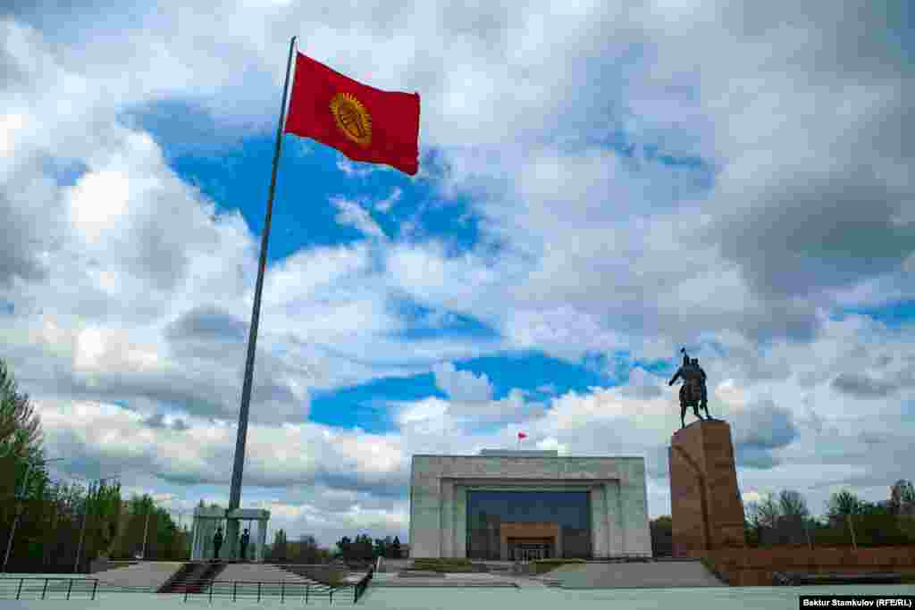 Азыркы Ала-Тоо аянты. Шаардын аты XVII кылымда жашаган Бишкек баатырдын ысымынан коюлганы айтылып жүрөт. 