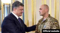 Президент України Петро Порошенко і звільнений з полону командир 90-го батальйону 81-ї десантної бригади Олег Кузьміних