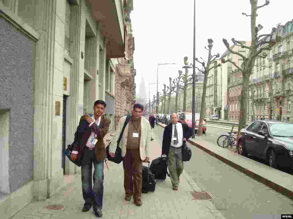 Журналисты направились освещать саммит НАТО в Страсбурге. 3 апреля 2009 года. - Журналисты идут в пресс-центр , чтобы получить аккредитационные карточки. Страсбург, 3 апреля 2009 года.