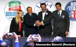 ملونی در کنار برلوسکونی در مارس ۲۰۱۸