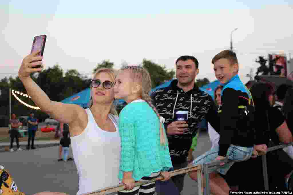 Відвідувачі фестивалю &laquo;Toloka&raquo; робили селфі під час виступів українських гуртів