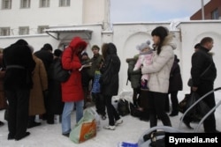 Чарга людзей зь перадачамі каля турмы на вуліцы Акрэсьціна ў Менску. Сьнежань 2010 году