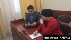 Жена осуждённого актюбинского активиста Саната Досова Асель Жумагазина (справа) и его адвокат Дархан Мырзабеков в суде. Актобе, 15 февраля 2017 года.