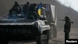 Українські військові поблизу Артемівська, 23 лютого 2015 року