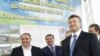 Янукович у Луганську: замість програми реформ догана міністрові