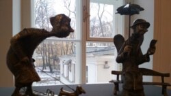 Петербургский ангел (справа) и еще одна работа Романа Шустрова