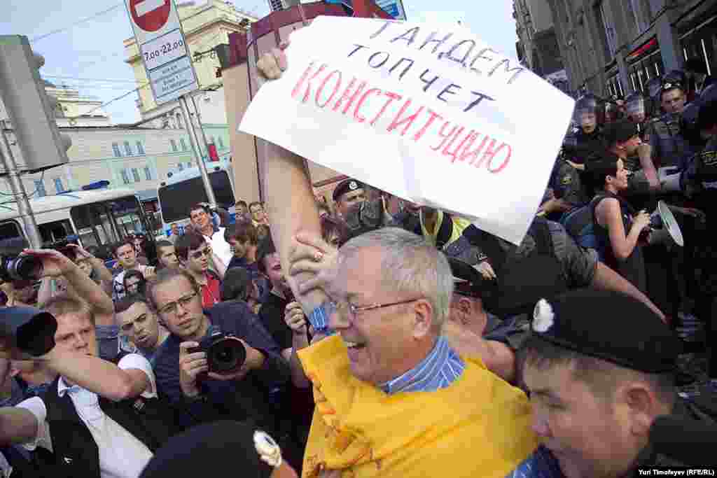 Задержание участника акции в защиту 31-й статьи Конституции РФ на Триумфальной площади в Москве