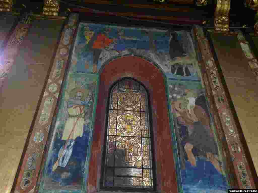 Св.Георгий слева, Св.Христофор справа, Св.Эгидий (вверху)