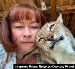 Елена Прадчук с рысью, спасенной в приюте
