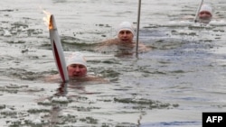 «Morj»lar Olimpiya məşəli ilə buzlu suda olimpiya məsafəsini qət edirlər.
