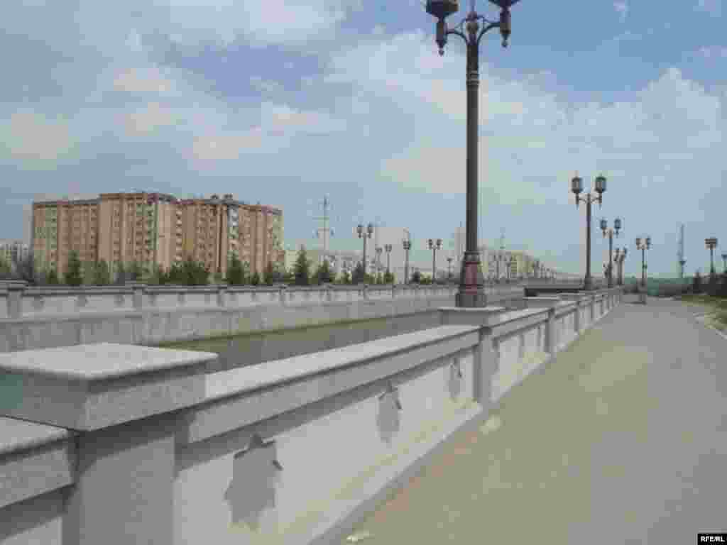 Turkmenistan.Ashgabat.Kanalyn kenary bilen - Turkmenistan.Ashgabat.Kanalyn kenary bilen