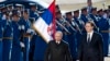 Presidenti serb, Aleksandar Vuçiq, djathtas, dhe presidenti rus, Vladimir Putin, gjatë një ceremonie zyrtare të mirëseardhjes në Beograd, Serbi, 17 janar 2019.