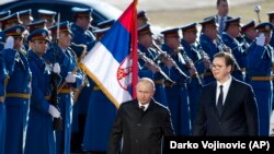 Presidenti serb, Aleksandar Vuçiq, djathtas, dhe presidenti rus, Vladimir Putin, gjatë një ceremonie zyrtare të mirëseardhjes në Beograd, Serbi, 17 janar 2019.