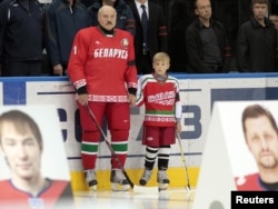 Архіўнае фота. Аляксандар Лукашэнка з сынам Мікалаем, 2011 год