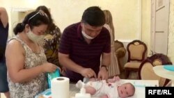 Părinți pentru prima dată alături de copiii născuți de mame-surogat