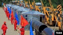 Қазақстан-Қытай газ құбырының құрылысы. Алматыдан 42 шақырым, 9 маусым 2008 жыл. (Көрнекі сурет)