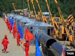 Алматы-Қапшағай жолының бойында мұнай құбырын салып жатқан қытайлық компания. 9 шілде 2008 жыл