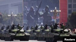 Кытай боштондук армиясынын танктары КЭРдин 60 жылдыгына арналган Тянанмен аянтындагы парадда. Бээжин. 1-октябрь, 2009