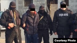 Ұсталған күдіктілер туралы ҰҚК таратқан сурет.