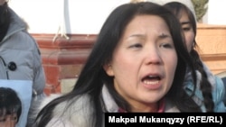 Активистка организации «Рух пен тил» Инга Иманбаева выступает на акции протеста против проведения референдума по продлению полномочий президента Казахстана. Алматы, 11 января 2011 года.