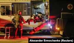 Un militar ucrainean rănit de la combinatul Azovstal este transportat pe o targă la sosirea în Novoazovsk, Ucraina, 16 mai 2022