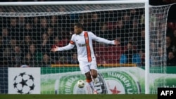 Луїс Адріано забиває нещасливий гол, 20 листопада 2012 року