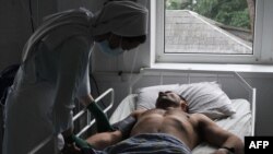 Медсестра ухаживает за ВИЧ-инфицированным на термальной стадии. Киев, 6 июля 2010 года.
