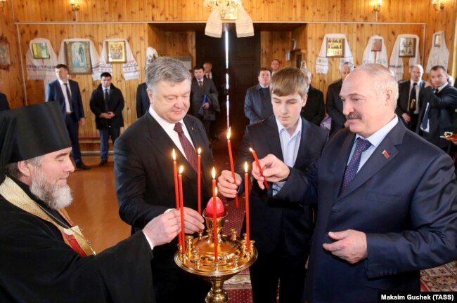Петро Порошенко та Олександр Лукашенко з сином Миколою у церкві