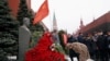 У могилы Сталина в Москве задержаны двое активистов, бросивших в его памятник цветы