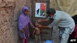 آرشیف، تطبیق واکسین پولیو در یکی از مناطق افغانستان