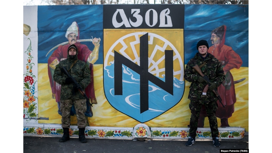 Transseksuallar Sasha va Dasha vibrator bilan yalangoch qiz