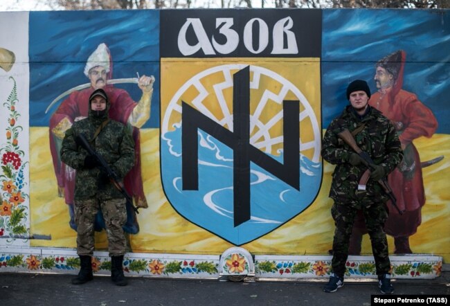 Бойци на "Азов" позират пред герба на батальона в Донецк, 4 ноември 2014 г.