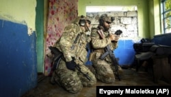 Украинские военнослужащие управляют дроном на позиции на передовой в Николаевской области 