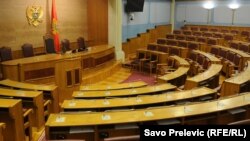 Prazne poslaničke klupe u Parlamentu Crne Gore (ilustrativna fotografija)