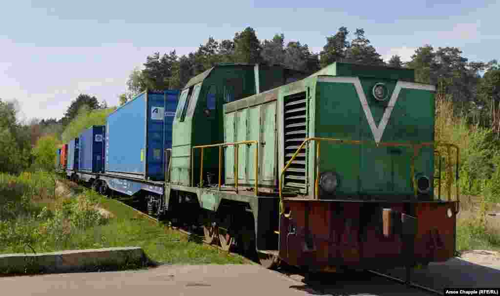 Treni nga fabrika Odek është i detyruar të ndalet në një kryqëzim hekurudhor në Klevan, shtatë kilometra nga fabrika. Atje kontejnerët do të transferohen në një tren mallrash drejt perëndimit.