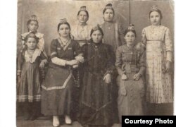 Заһидә Бурнашева (арткы планда уңнан икенче). Низами Ибраимовның фотолар тупланмасыннан