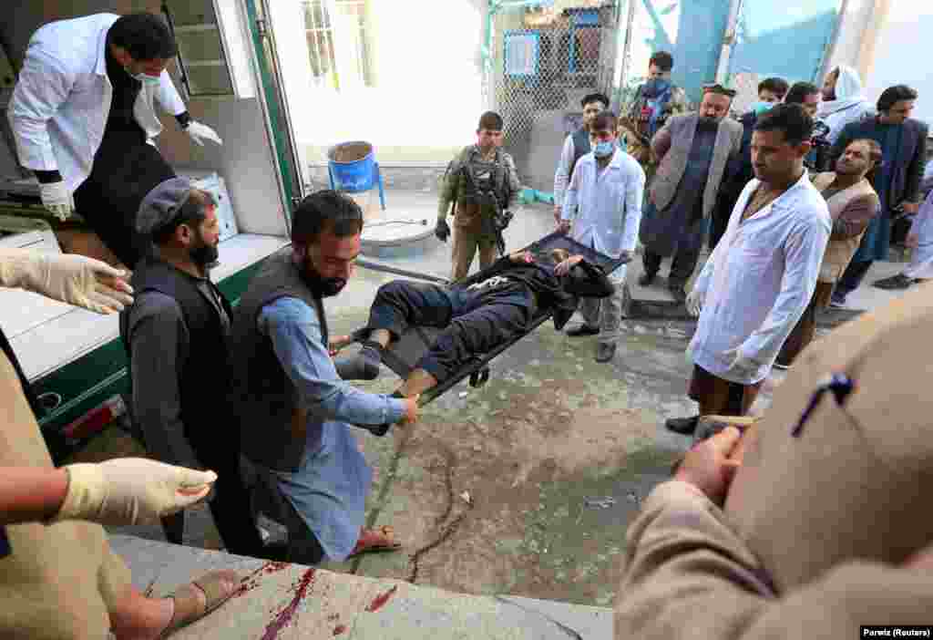 АВГАНИСТАН - Авганистанските власти соопштија дека најмалку 16 лица загинале во напад на милитанти на градежна компанија во источниот дел на земјата.