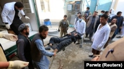 آرشیف، انتقال جسد یک فرد به شفاخانه ملکی جلال آباد که در اثر یک حمله کشته شده است.