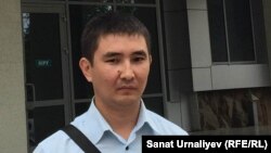 Житель Уральска Мирлан Джумагалиев перед зданием областного суда. 8 сентября 2016 года.