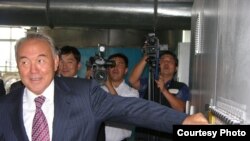 Президент Казахстана Нурсултан Назарбаев на открытии завода "Биохим" в городе Тайыншы Северо-Казахстанской области. Сентябрь 2006 года.