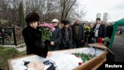  Майката на Сергей Магнитски по време на погребението на сина ѝ в Москва. 20 ноември 2009 година 