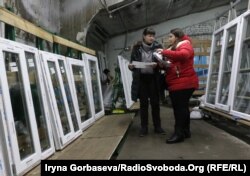 Анастасия Сулеина в цехе по изготовлению пластиковых окон