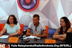 На фото правозахисники Наталія Кожина, Володимир Плетенко і Марина Давидова (зліва направо)