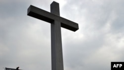 «Смоленський» триметровий дерев’яний хрест у центрі Варшави 