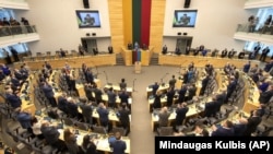 Президент Украины Владимир Зеленский во время обращения по видеосвязи к парламенту Литвы. Вильнюс, 12 апреля 2022 года
